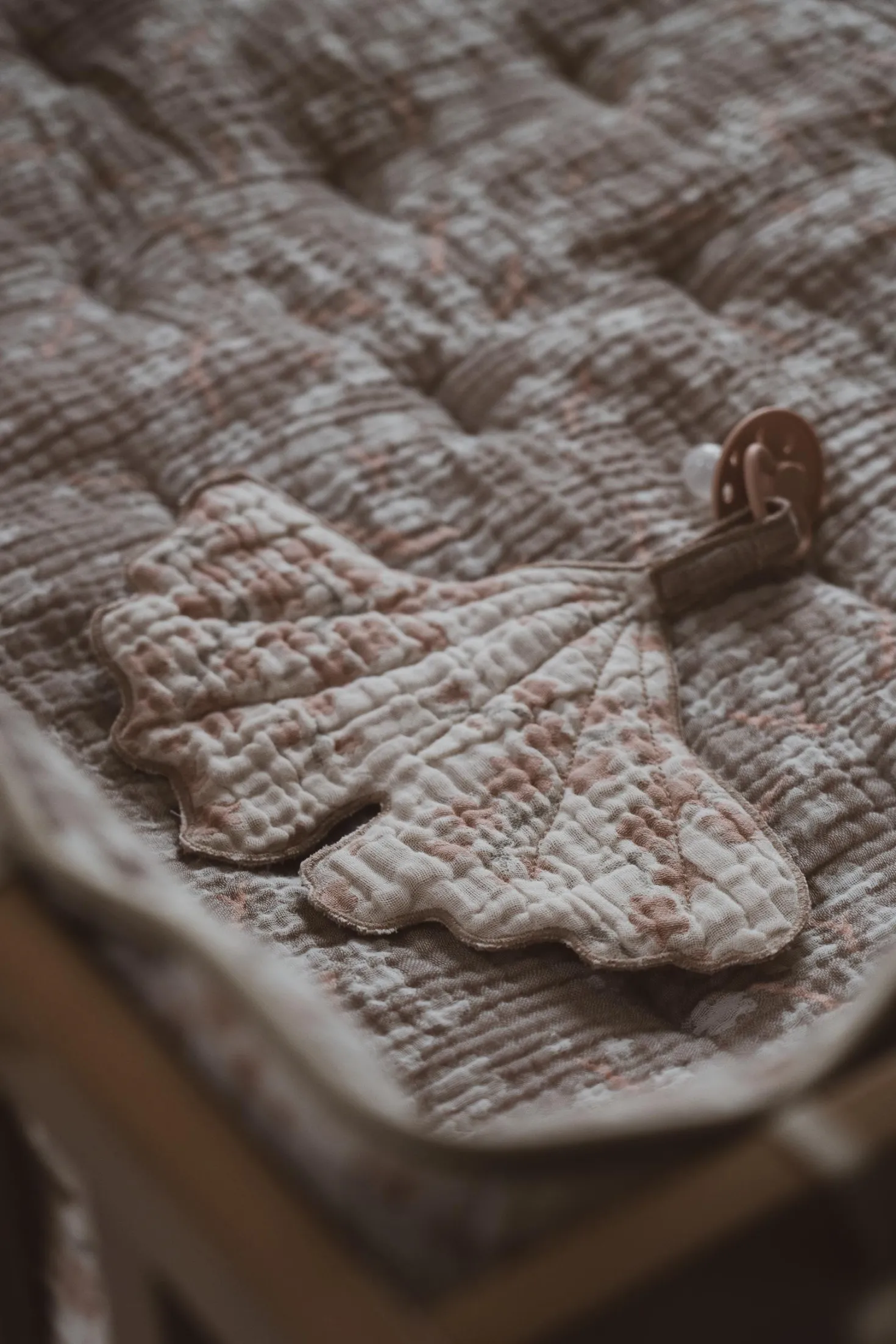 Spjälskydd I Muslin Blossom